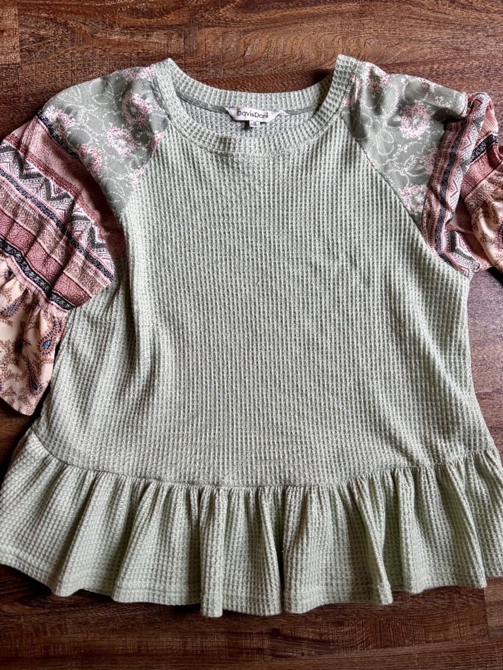 WOMENS DAVI & DANI Waffle-Knit Peplum Top with Patterned Raglan Sleeves MEDIUM